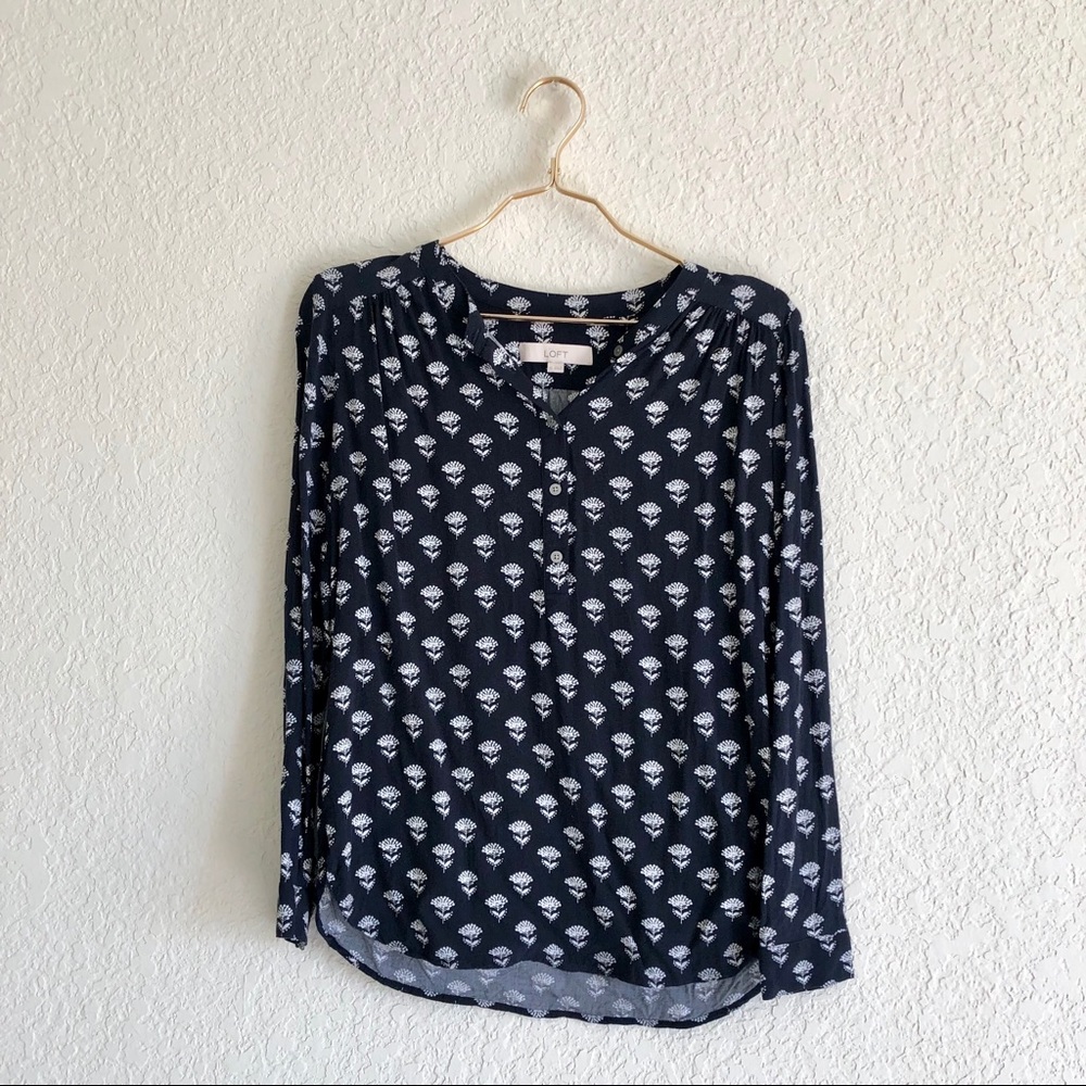 LOFT Navy Blue & White Floral Print Blouse 💙